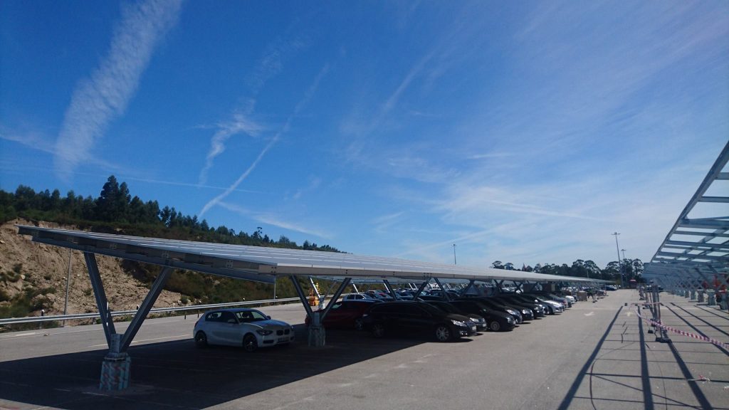 parque de estacionamento com coberturas com paineis fotovoltaicos