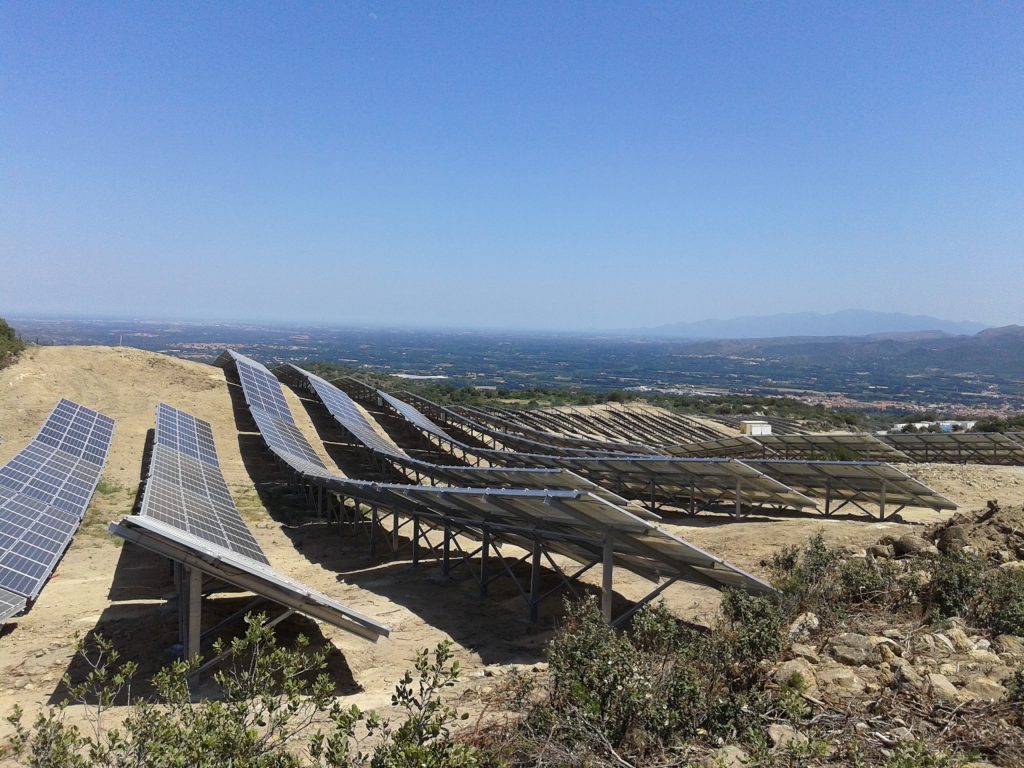 campo com paineis fotovoltaicos